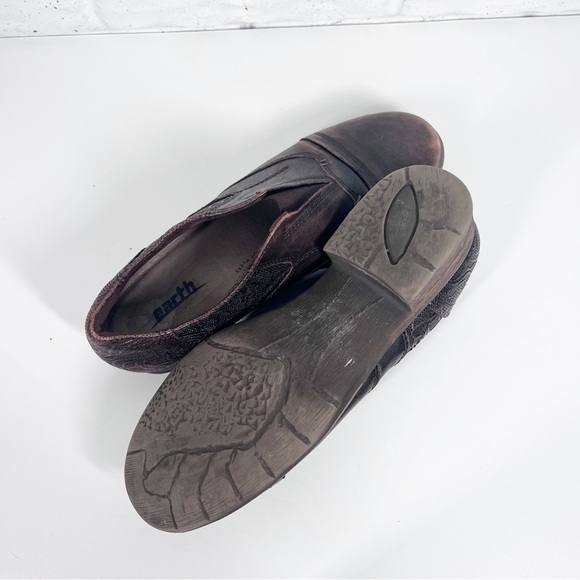 EARTH Blythe 9.5 Almond Slip on Tooled Weathered Leather loafer - Picture 2 of 8